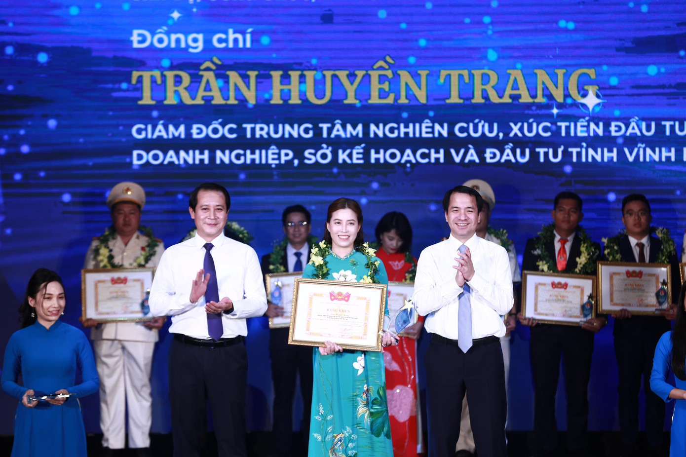 Bí thư T.Ư Đoàn Ngô Văn Cương trao Bằng khen tặng cán bộ, công chức, viên chức trẻ giỏi 2022 (Ảnh: Bảo Anh) Bí thư T.Ư Đoàn Ngô Văn Cương trao Bằng khen tặng cán bộ, công chức, viên chức trẻ giỏi 2022 (Ảnh: Bảo Anh)