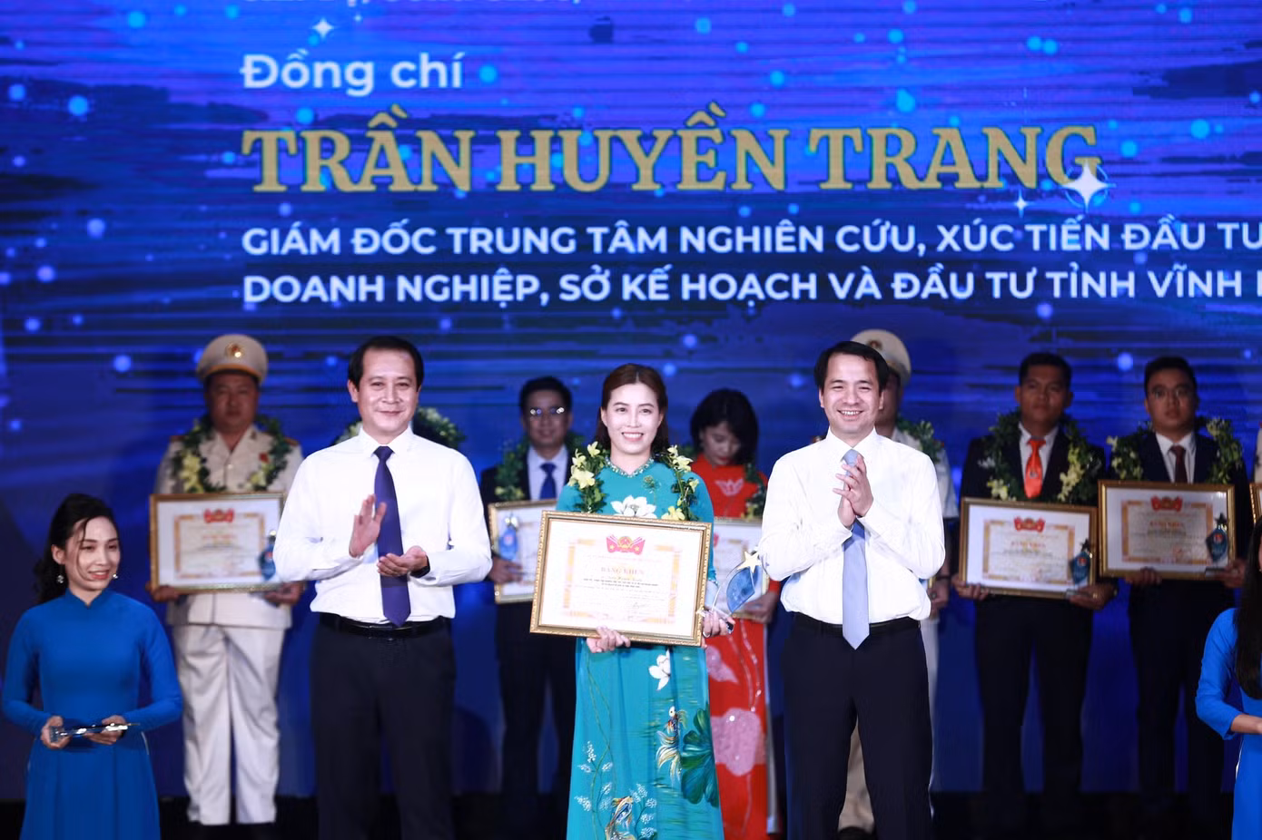 Bí thư T.Ư Đoàn Ngô Văn Cương trao Bằng khen tặng cán bộ, công chức, viên chức trẻ giỏi 2022 (Ảnh: Bảo Anh)