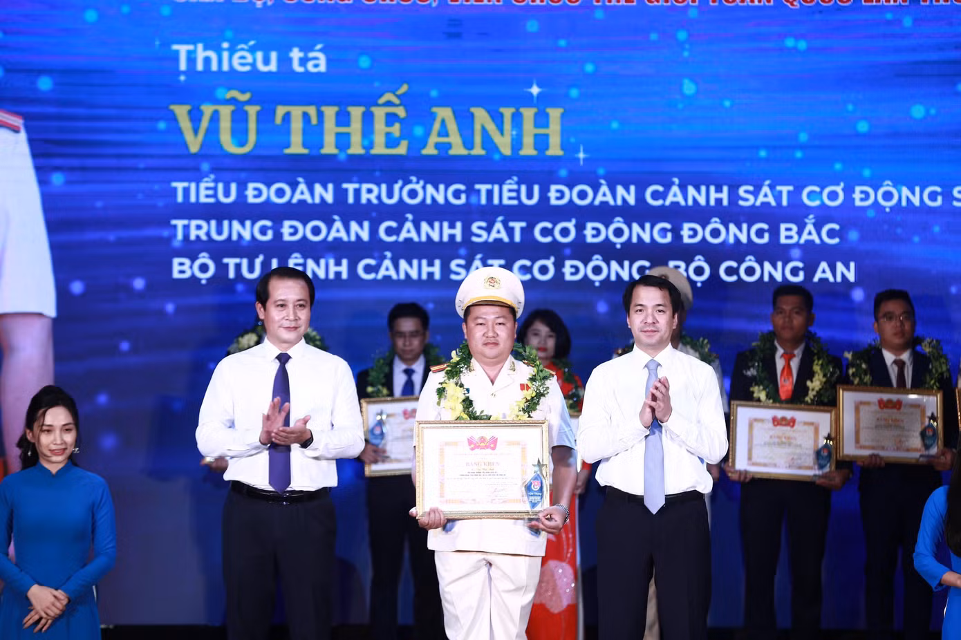Bí thư T.Ư Đoàn Ngô Văn Cương trao Bằng khen tặng cán bộ, công chức, viên chức trẻ giỏi 2022 (Ảnh: Bảo Anh)