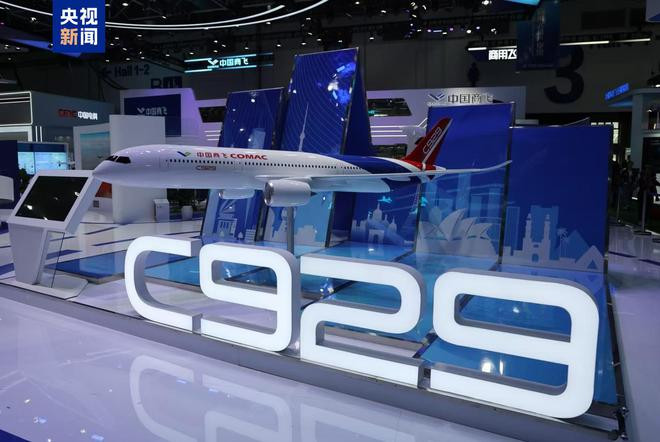 Mô hình máy bay chở khách thân rộng C929 của COMAC tại triển lãm hàng không lớn nhất Trung Quốc. Ảnh: CCTV.