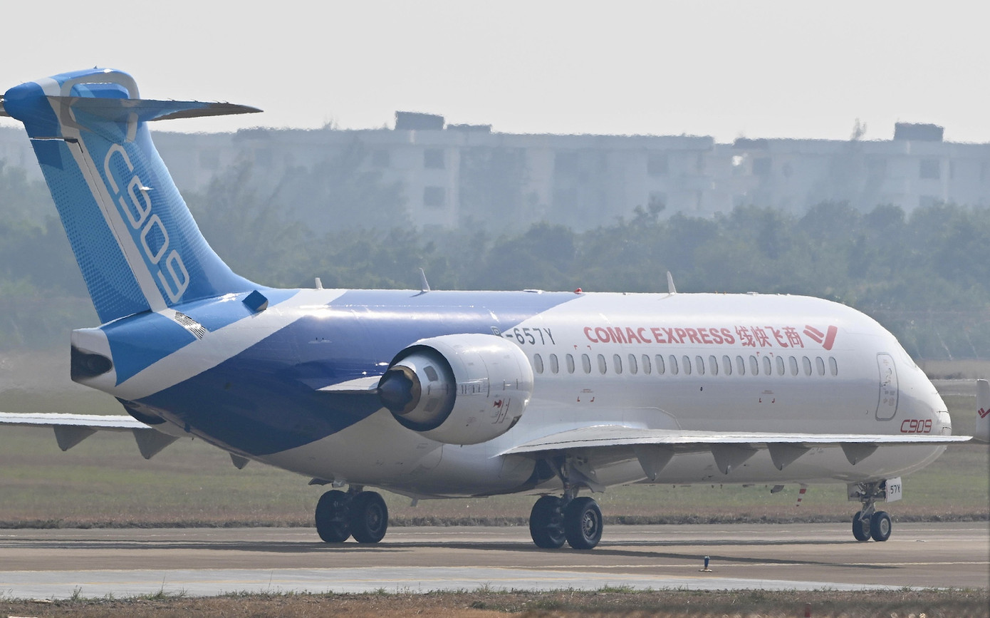 Máy bay phản lực C909 tại Triển lãm hàng không Trung Quốc lần thứ 15. Ảnh: CFP.