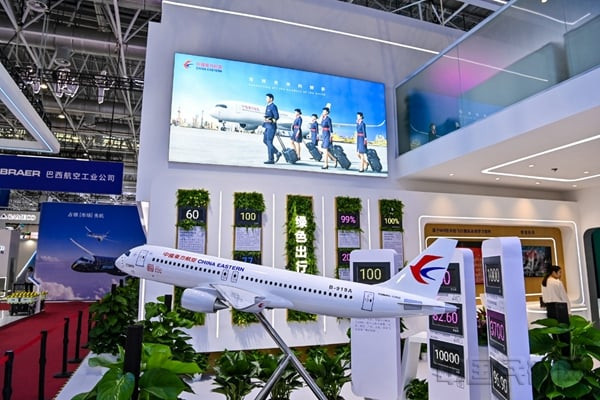 Máy bay C919 đầu tiên trên thế giới được trưng bày tại gian hàng của Hãng hàng không China Eastern Airlines.