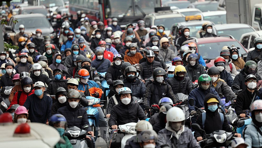 Những bất hợp lý về quy hoạch, thiếu hệ thống cho người đi bộ cũng dẫn tới tình trạng lạm dụng xe máy trong đô thị.