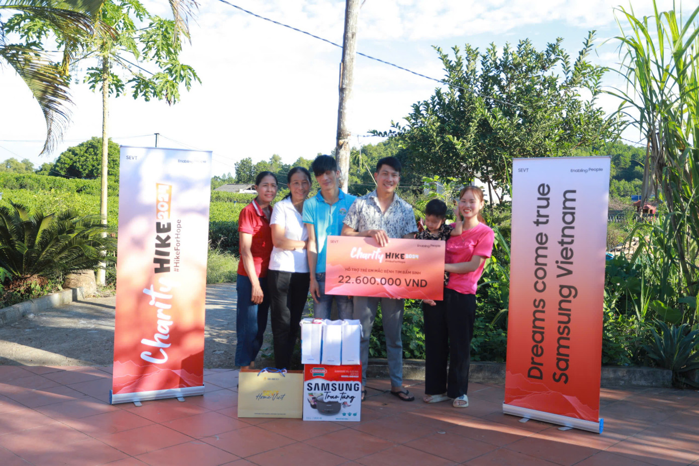 SEVT đã trao tặng 330 triệu đồng, cho 15 trẻ em có hoàn cảnh đặc biệt bị bệnh tim.