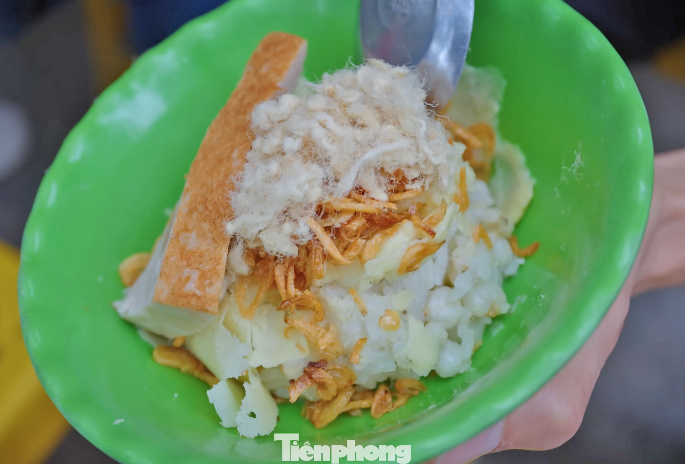 Chia sẻ với PV Tiền Phong, Lawson cho biết mỗi ngày ở Hà Nội luôn là một trải nghiệm đặc biệt với anh. Buổi sáng, Lawson thường đi dạo quanh hồ Hoàn Kiếm, sau đó rẽ gần Nhà thờ Lớn, nhâm nhi một ly cà phê trứng trong lúc ăn sáng với xôi chả hay xôi cốm. Những ngày Hà Nội trở lạnh, Lawson sẽ lót dạ buổi sáng bằng một tô phở bò Lý Quốc Sư.