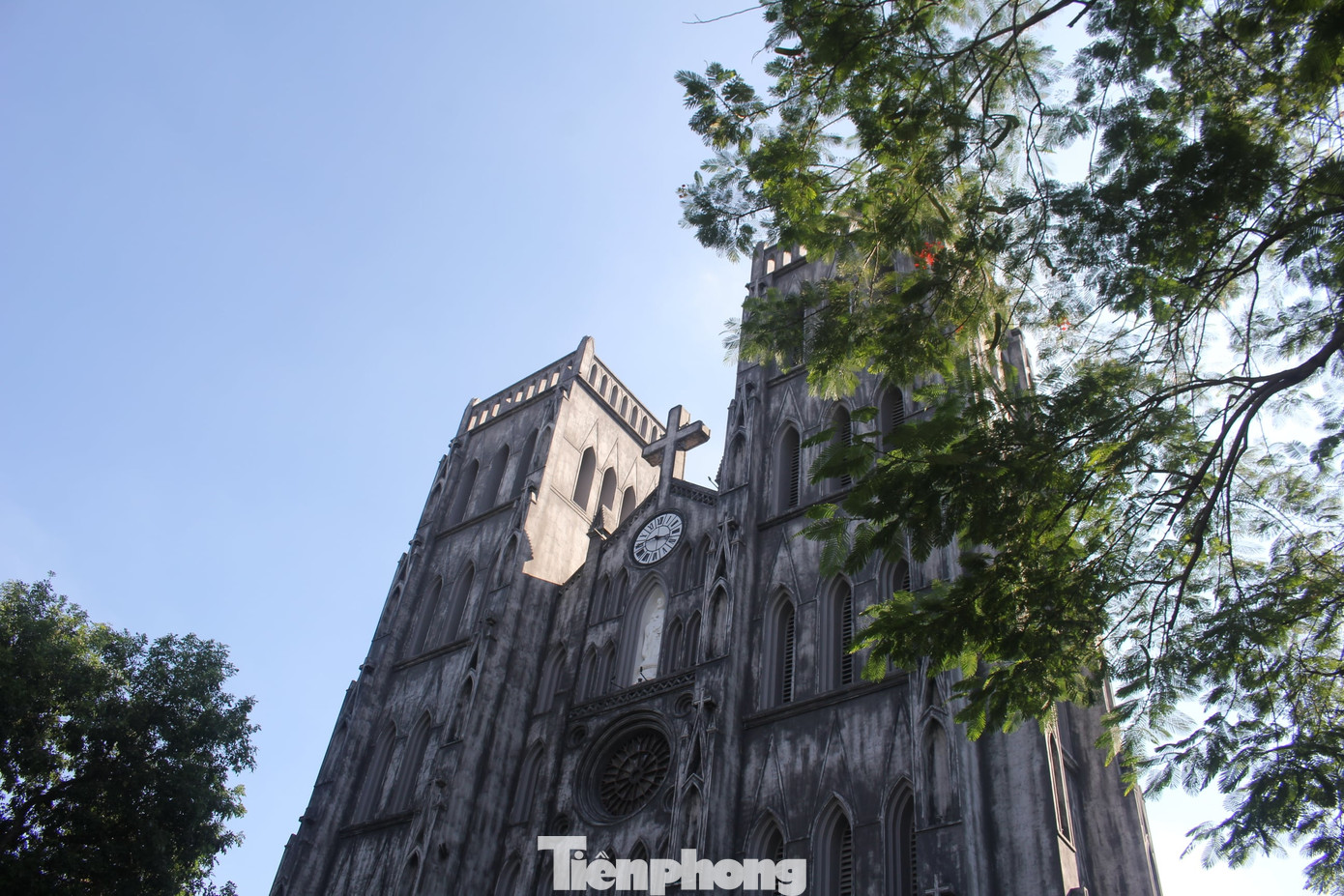 Chia sẻ với PV Tiền Phong, Lawson cho biết mỗi ngày ở Hà Nội luôn là một trải nghiệm đặc biệt với anh. Buổi sáng, Lawson thường đi dạo quanh hồ Hoàn Kiếm, sau đó rẽ gần Nhà thờ Lớn, nhâm nhi một ly cà phê trứng trong lúc ăn sáng với xôi chả hay xôi cốm. Những ngày Hà Nội trở lạnh, Lawson sẽ lót dạ buổi sáng bằng một tô phở bò Lý Quốc Sư.