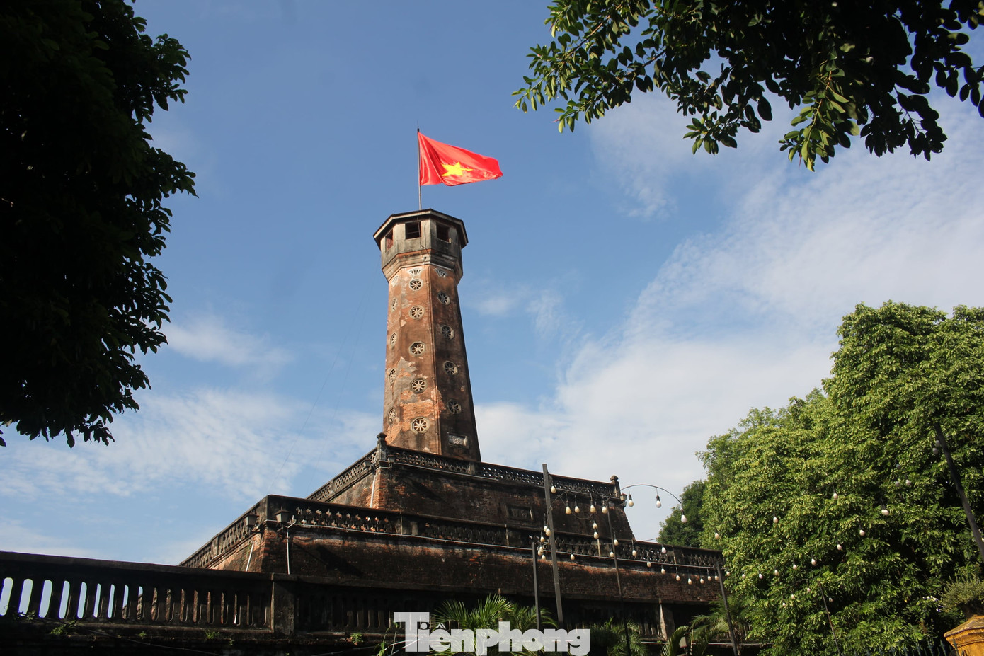 Sau đó vài tháng, cặp đôi tiếp tục trở lại Hà Nội vì cảm thấy còn rất nhiều địa điểm và trải nghiệm thú vị ở mảnh đất Thăng Long. Tuy nhiên đó chưa phải lần cuối Lawson đến Hà Nội…Bởi từ đầu năm 2024 đến nay, Lawson đã một mình trở lại Hà Nội 5 lần.