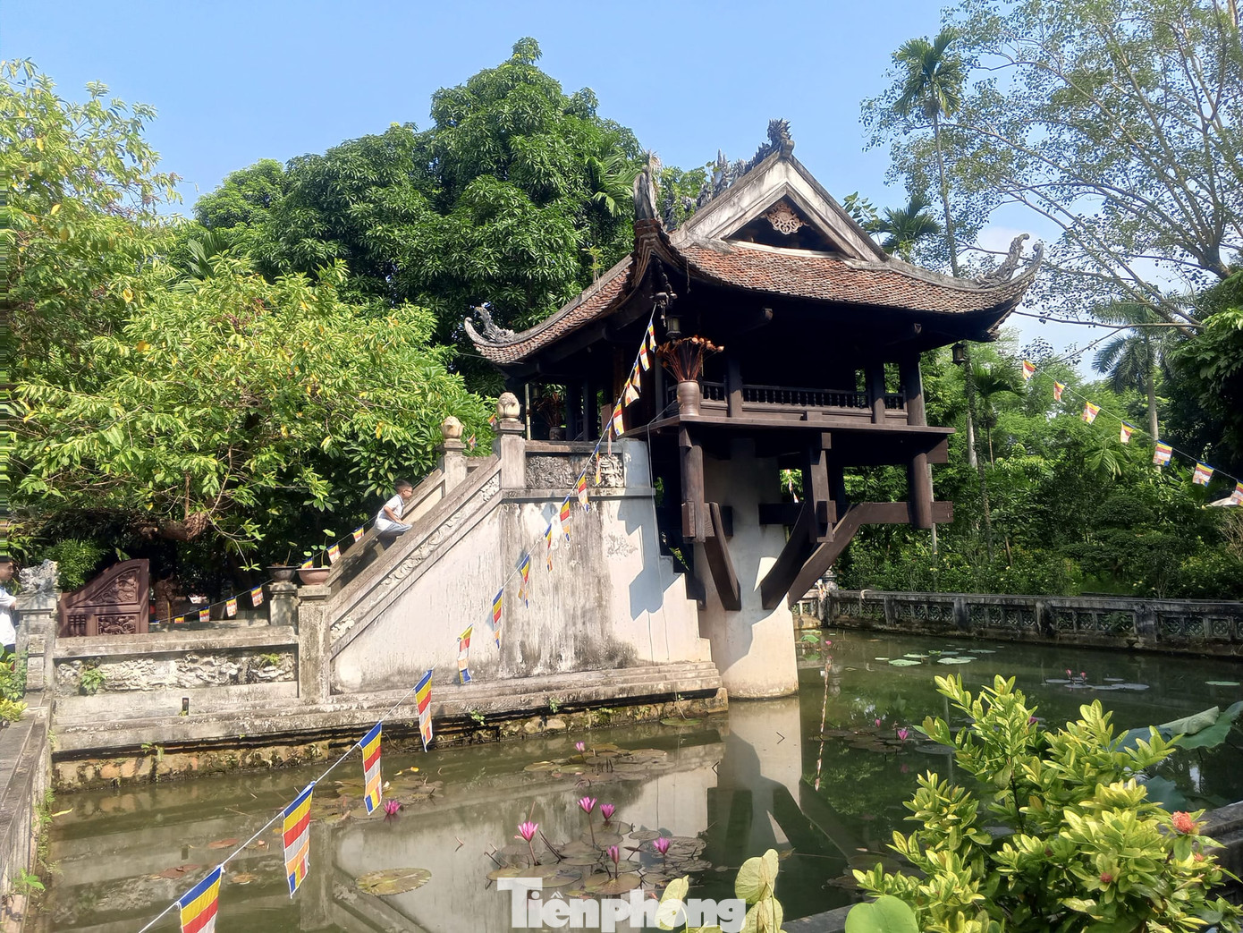 Buổi chiều, Lawson lựa chọn những điểm tham quan như Chùa Một Cột, Văn Miếu - Quốc Tử Giám, chiêm ngưỡng những công trình kiến trúc trên phố cổ…