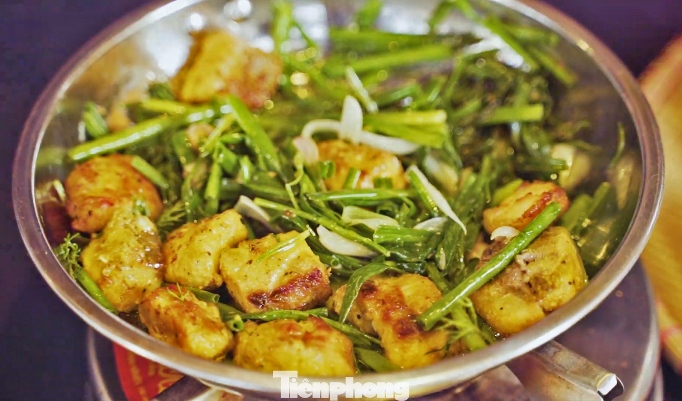 Khi đêm đến, Lawson sẽ đi ăn chả cá Lã Vọng, bún đậu mắm tôm, sau đó chọn một quán cà phê có thể nhìn ra quảng trường Đông Kinh Nghĩa Thục, chiêm ngưỡng hồ Hoàn Kiếm.