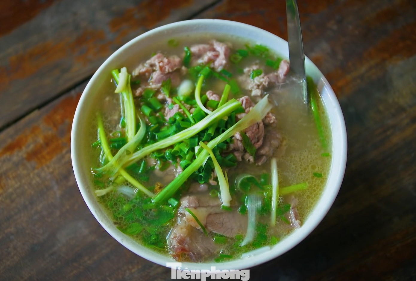 Chia sẻ với PV Tiền Phong, Lawson cho biết mỗi ngày ở Hà Nội luôn là một trải nghiệm đặc biệt với anh. Buổi sáng, Lawson thường đi dạo quanh hồ Hoàn Kiếm, sau đó rẽ gần Nhà thờ Lớn, nhâm nhi một ly cà phê trứng trong lúc ăn sáng với xôi chả hay xôi cốm. Những ngày Hà Nội trở lạnh, Lawson sẽ lót dạ buổi sáng bằng một tô phở bò Lý Quốc Sư.