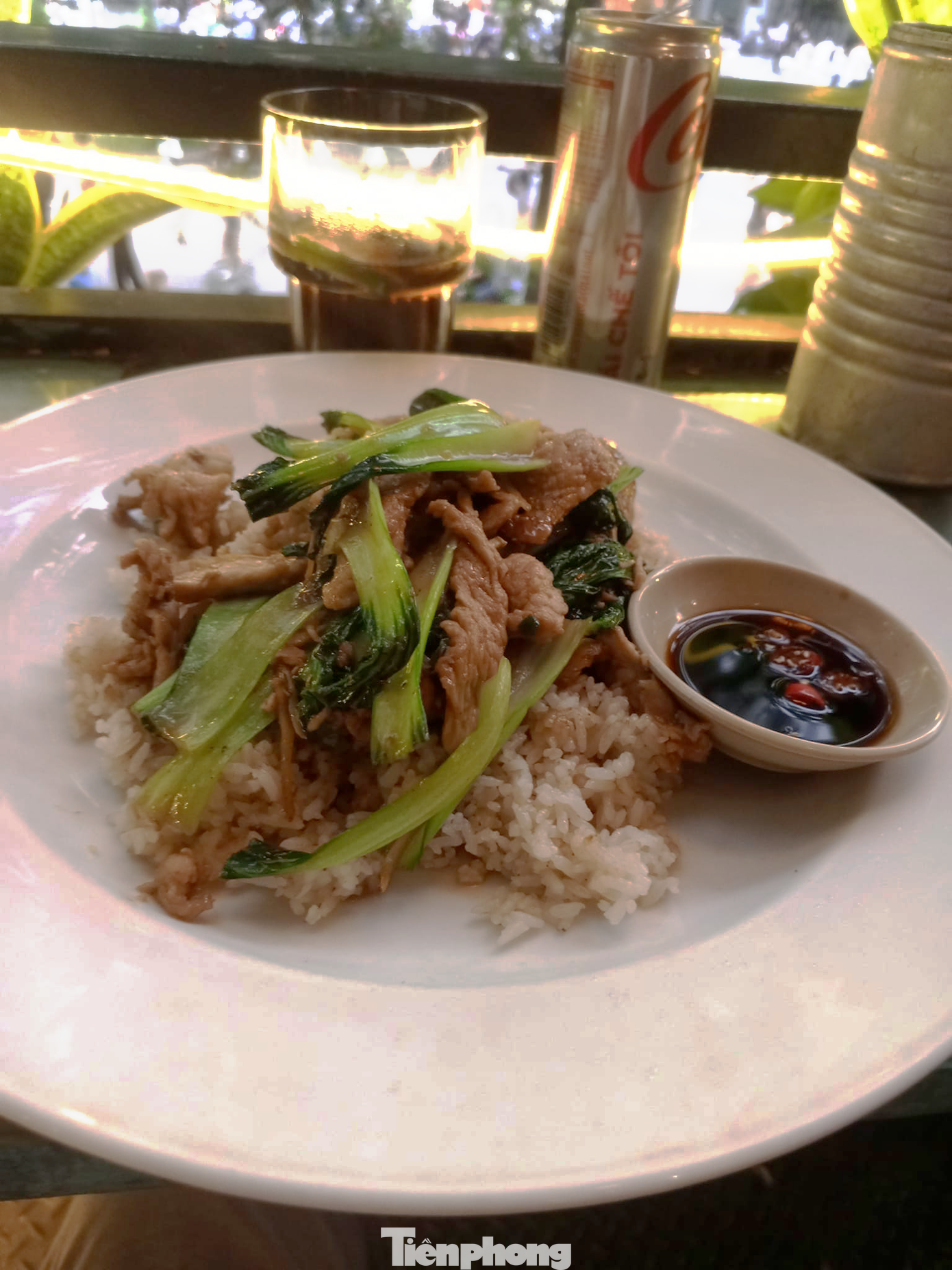 Tại Hà Nội, Lawson thường ăn trưa với bún chả, bún cá hoặc cơm tấm. Vị du khách cho biết anh có thể ăn liên tục những món này trong nhiều ngày mà không hề thấy chán.