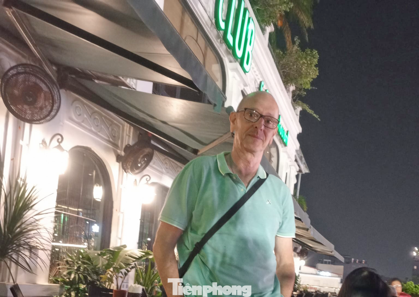 Do làm việc ở Philippines nên Lawson lựa chọn bay từ Manila đến Hà Nội bằng chuyến bay của Vietnam Airlines với giá vé từ 6-7 triệu đồng/vé một chiều. Nhờ vào tần suất trở lại Hà Nội nên hiện tại Lawson đã trở thành hội viên Lotus - Bông Sen Vàng của hãng hàng không này.