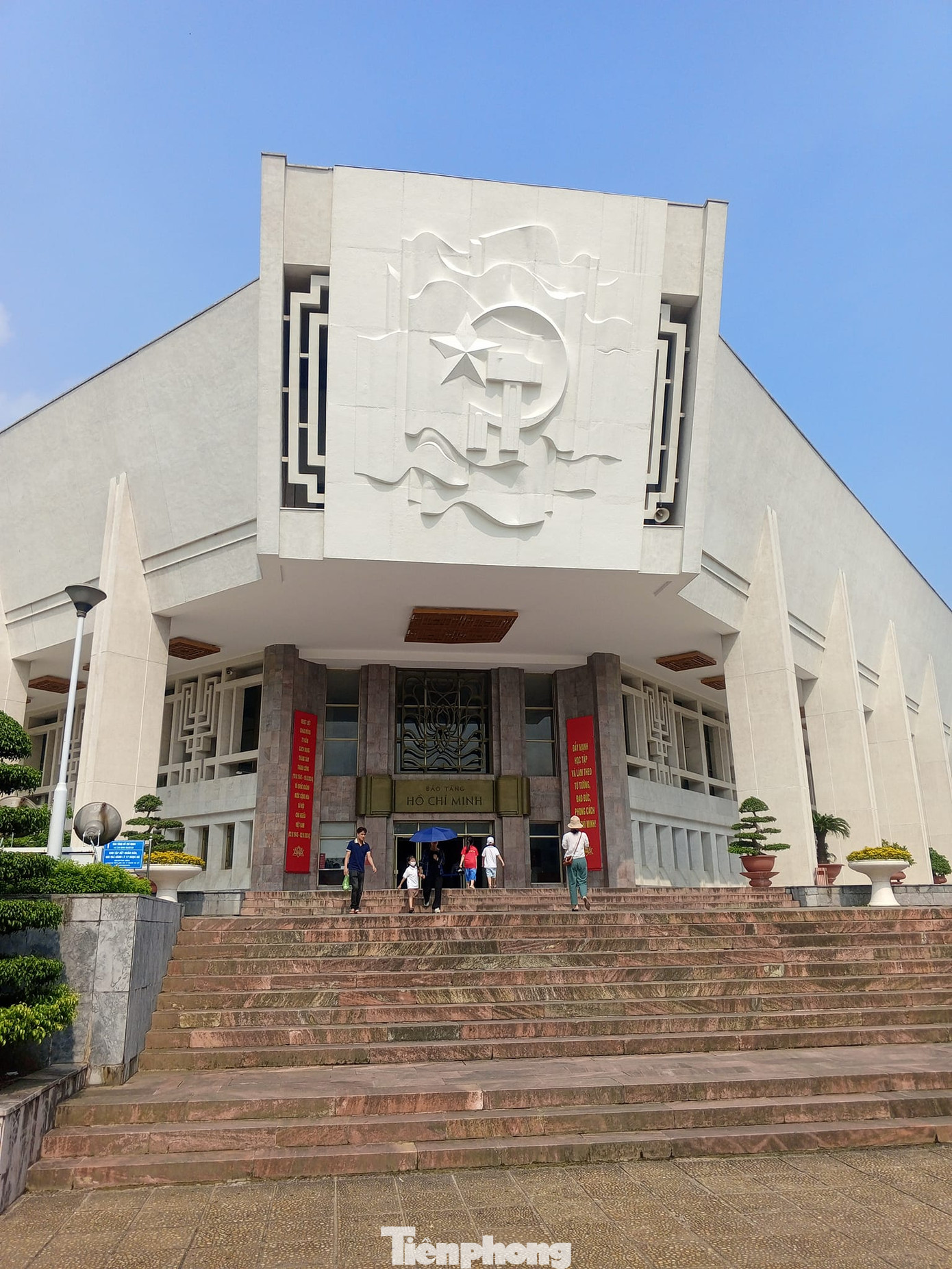 Lawson thích tìm hiểu về văn hóa và lịch sử Việt Nam nên sau khi ăn sáng anh sẽ mua vé vào viếng Lăng Chủ tịch Hồ Chí Minh - vị lãnh tụ vĩ đại của dân tộc Việt Nam, thăm bảo tàng Hồ Chí Minh.