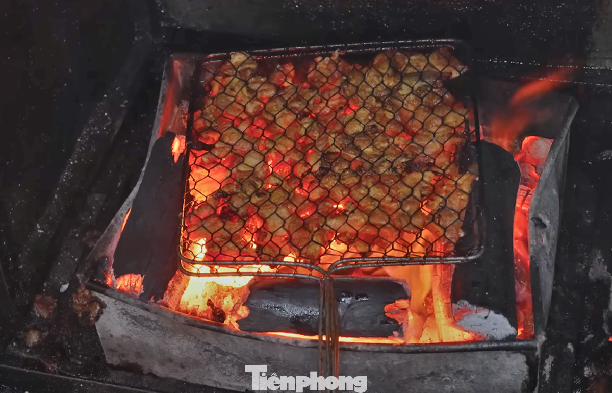 Tại Hà Nội, Lawson thường ăn trưa với bún chả, bún cá hoặc cơm tấm. Vị du khách cho biết anh có thể ăn liên tục những món này trong nhiều ngày mà không hề thấy chán.