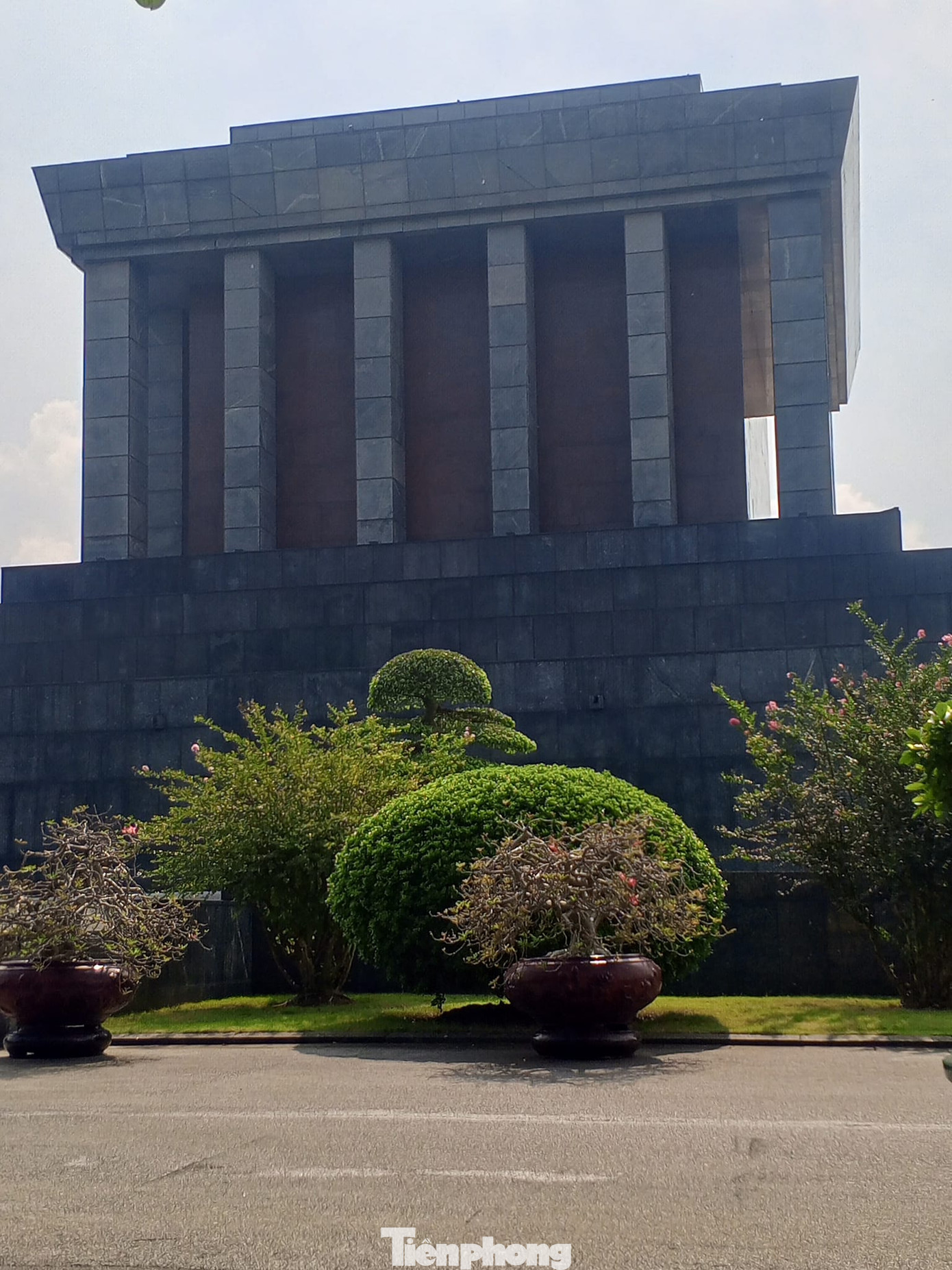 Lawson thích tìm hiểu về văn hóa và lịch sử Việt Nam nên sau khi ăn sáng anh sẽ mua vé vào viếng Lăng Chủ tịch Hồ Chí Minh - vị lãnh tụ vĩ đại của dân tộc Việt Nam, thăm bảo tàng Hồ Chí Minh.