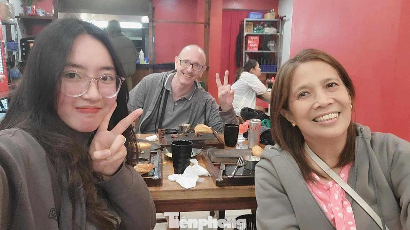 Lawson cho biết anh đã đặt vé máy bay để trở lại Hà Nội vào đầu tháng 12, do đó vị du khách hi vọng sẽ có thật nhiều trải nghiệm tuyệt vời tại Thủ đô của Việt Nam. “Tôi yêu Hà Nội và đất nước Việt Nam, tôi cũng đang suy nghĩ nghiêm túc về việc sẽ thuê một căn hộ tại Hà Nội để sinh sống lâu dài, nhưng trước mắt tôi cần tìm hiểu thêm về vấn đề nhập cư”, Lawson nói.