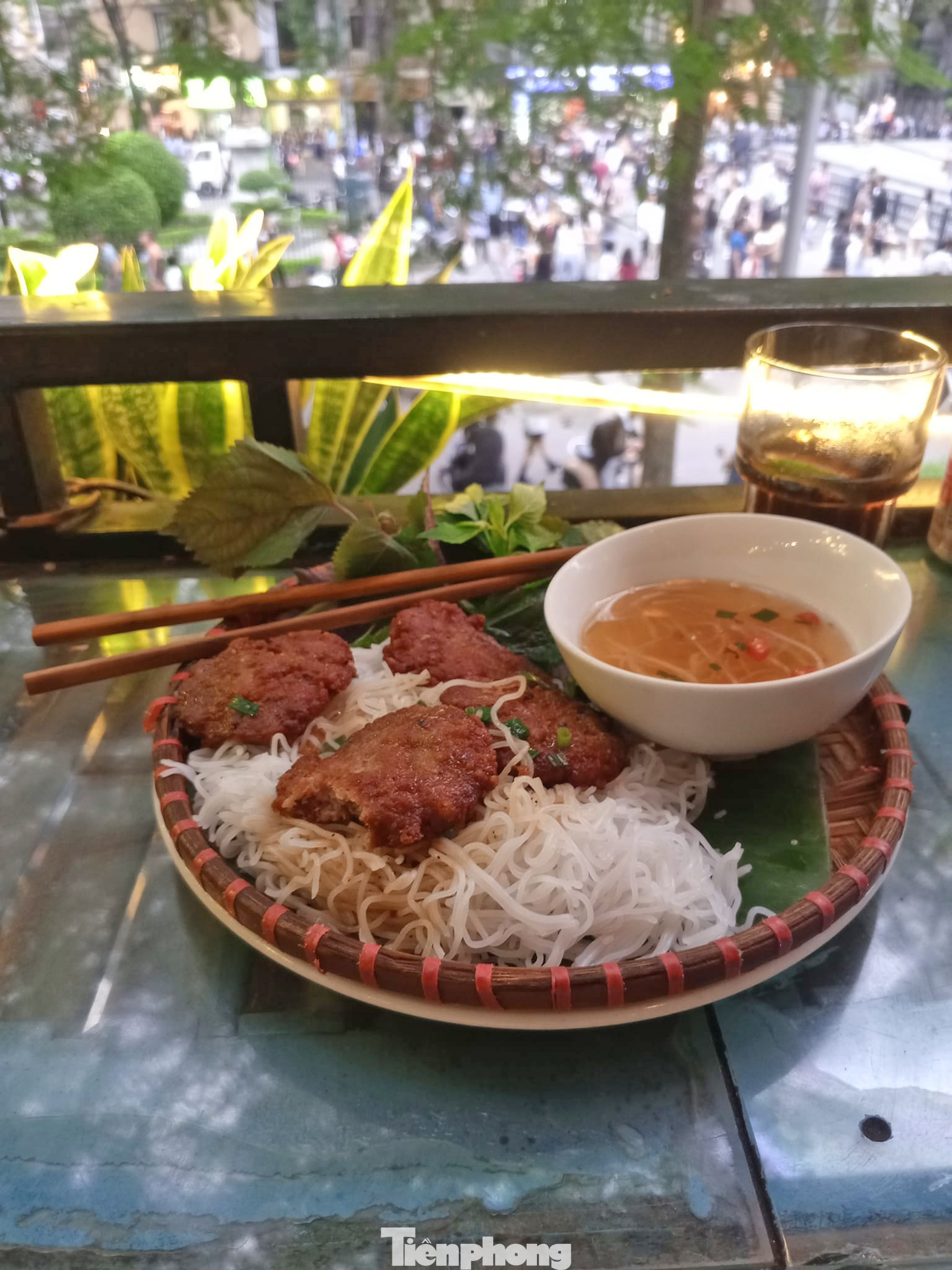 Tại Hà Nội, Lawson thường ăn trưa với bún chả, bún cá hoặc cơm tấm. Vị du khách cho biết anh có thể ăn liên tục những món này trong nhiều ngày mà không hề thấy chán.