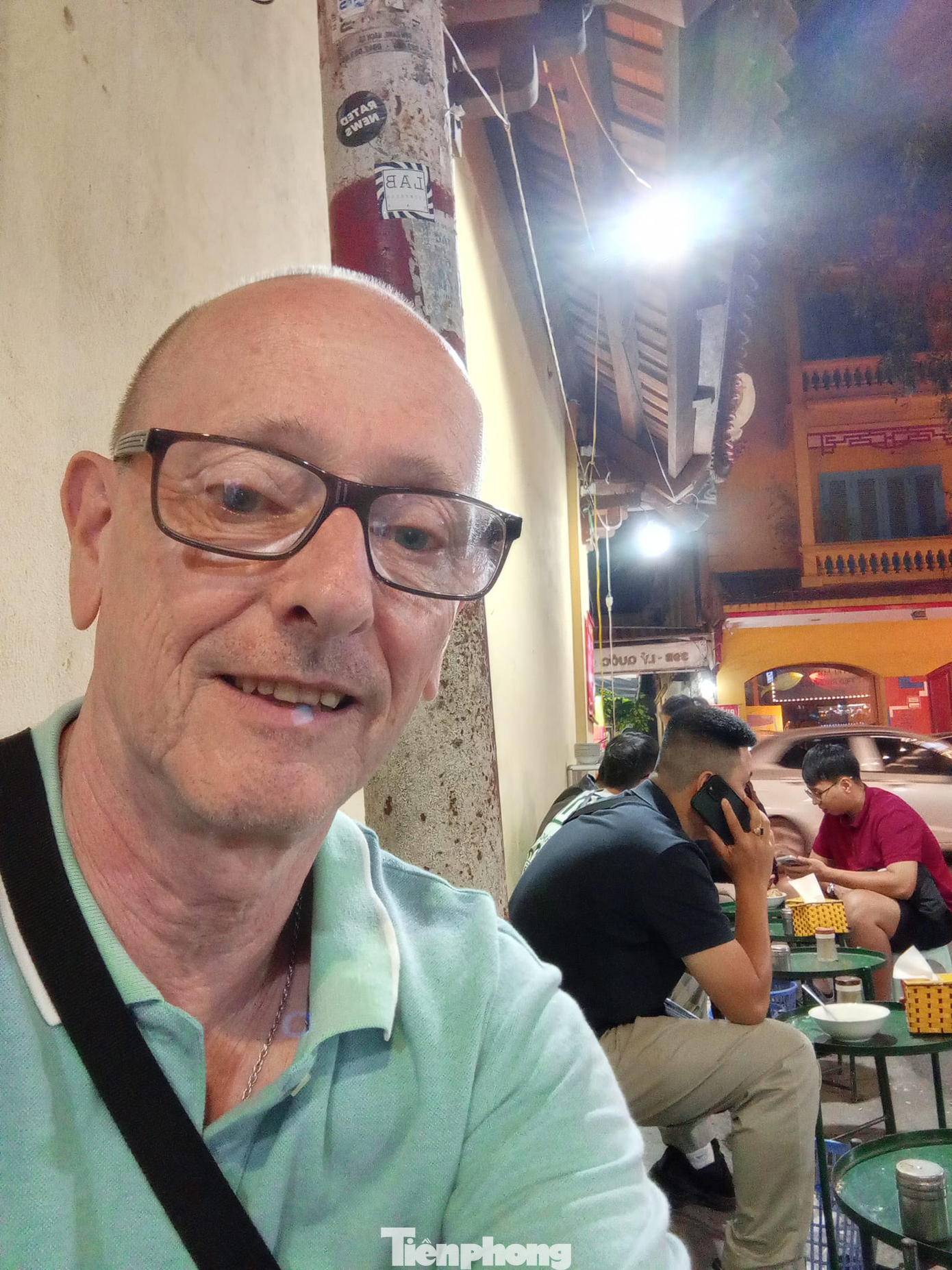 Có nhiều hôm, Lawson đi ăn cháo sườn ở ngõ Ấu Triệu, hòa mình vào sự sôi động trên phố Tạ Hiện lúc đêm khuya.