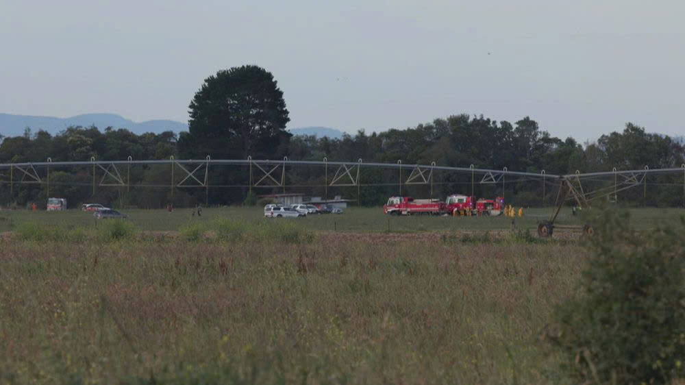 Ba người đã thiệt mạng sau khi một chiếc máy bay nhỏ đâm vào một bãi chăn thả gia súc ở phía đông Victoria. Ảnh: 9 News. Ba người đã thiệt mạng sau khi một chiếc máy bay nhỏ đâm vào một bãi chăn thả gia súc ở phía đông Victoria. Ảnh: 9 News.