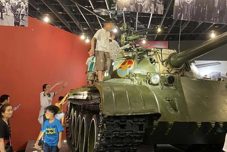 Hôm 10/11, mạng xã hội đăng tải hình ảnh một số trẻ nhỏ leo trèo "vắt vẻo" lên xe tăng, máy bay, sa hình... mặc cho bên cạnh là bảng cảnh báo không chạm vào hiện vật. Ảnh: Đức Anh.