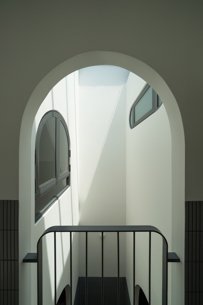 Ban công ở phía trước đã được lược bỏ, để ưu tiên cho lối vào hình vòm có mái che nhằm tối đa hóa không gian. Các lối vào này được tô điểm bằng những cây leo đan xen dọc theo các mái vòm, tạo thêm nét thiên nhiên cho mặt tiền.