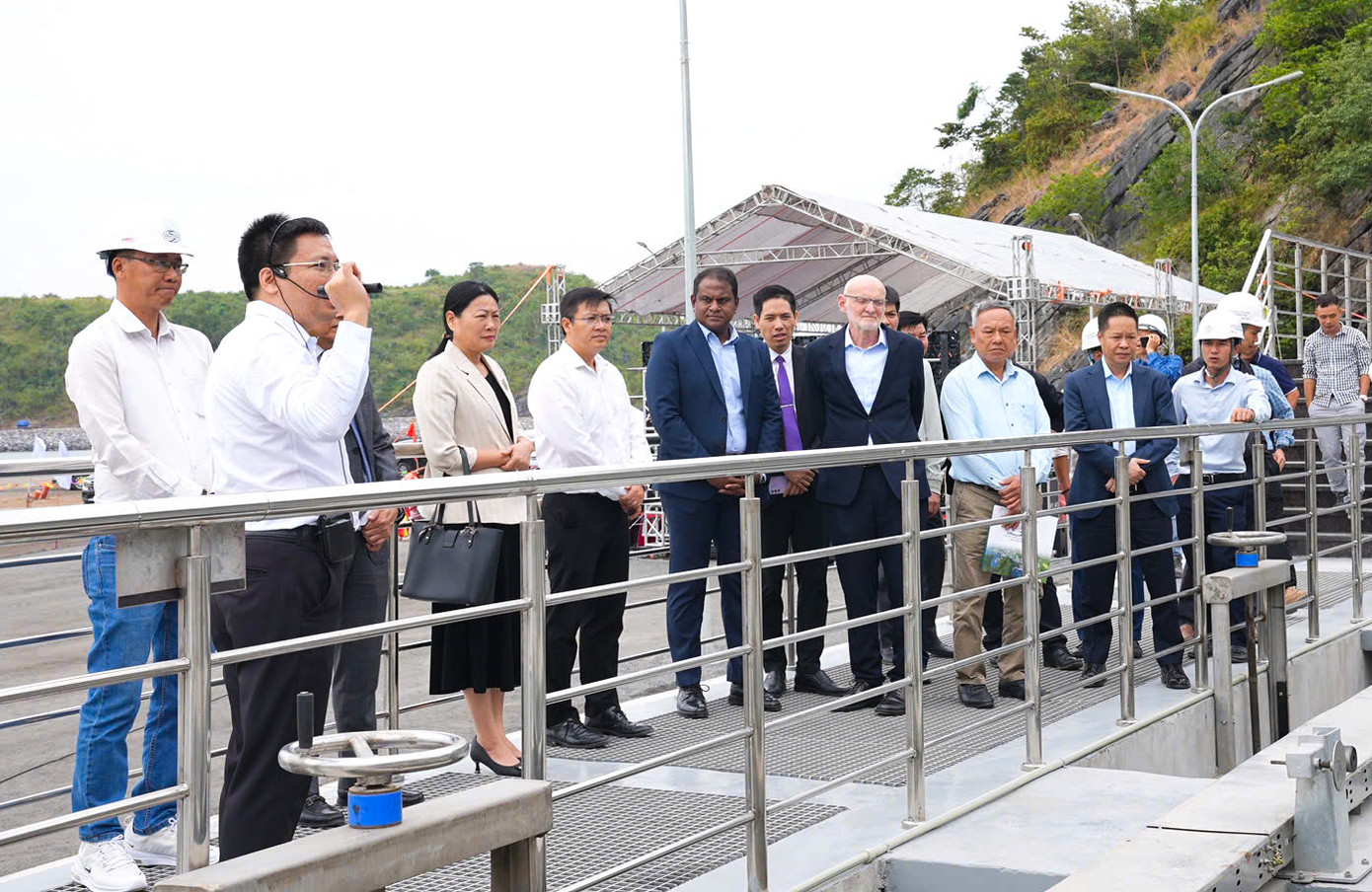 Lãnh đạo địa phương và các đại biểu tham quan khu bể chứa và lễ khánh thành Nhà máy xử lý nước thải tại dự án Cát Bà Amatina