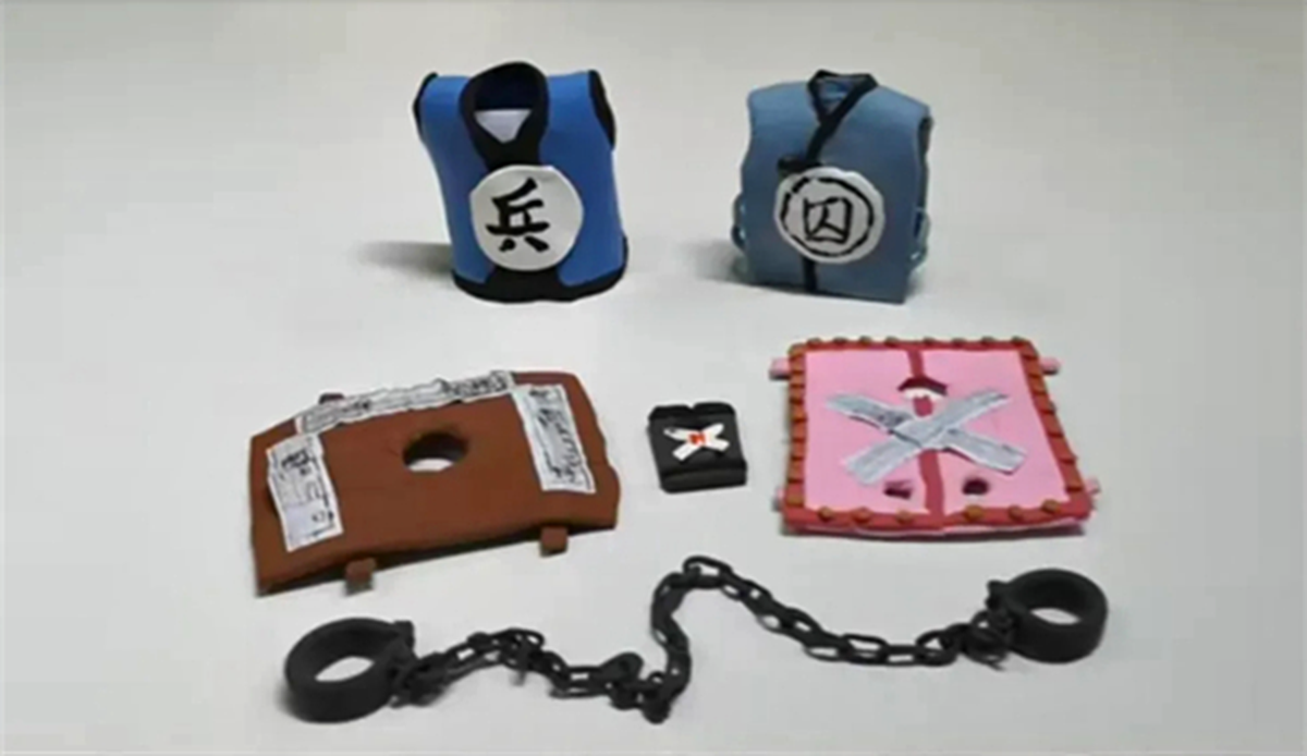 Mô hình thu nhỏ trang phục và đồ trói của tù nhân và lính canh. Ảnh: Sở Văn hóa và Du lịch Hắc Long Giang. Mô hình thu nhỏ trang phục và đồ trói của tù nhân và lính canh. Ảnh: Sở Văn hóa và Du lịch Hắc Long Giang.