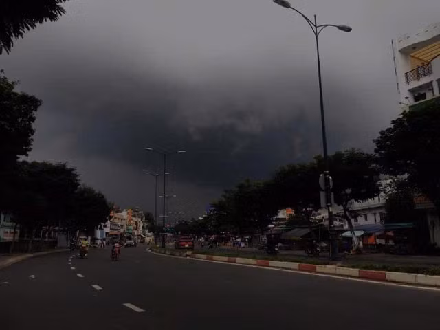 Bầu trời đường Lê Văn Việt (TP Thủ Đức) tối mịt - Ảnh: TLDTĐ Bầu trời đường Lê Văn Việt (TP Thủ Đức) tối mịt - Ảnh: TLDTĐ