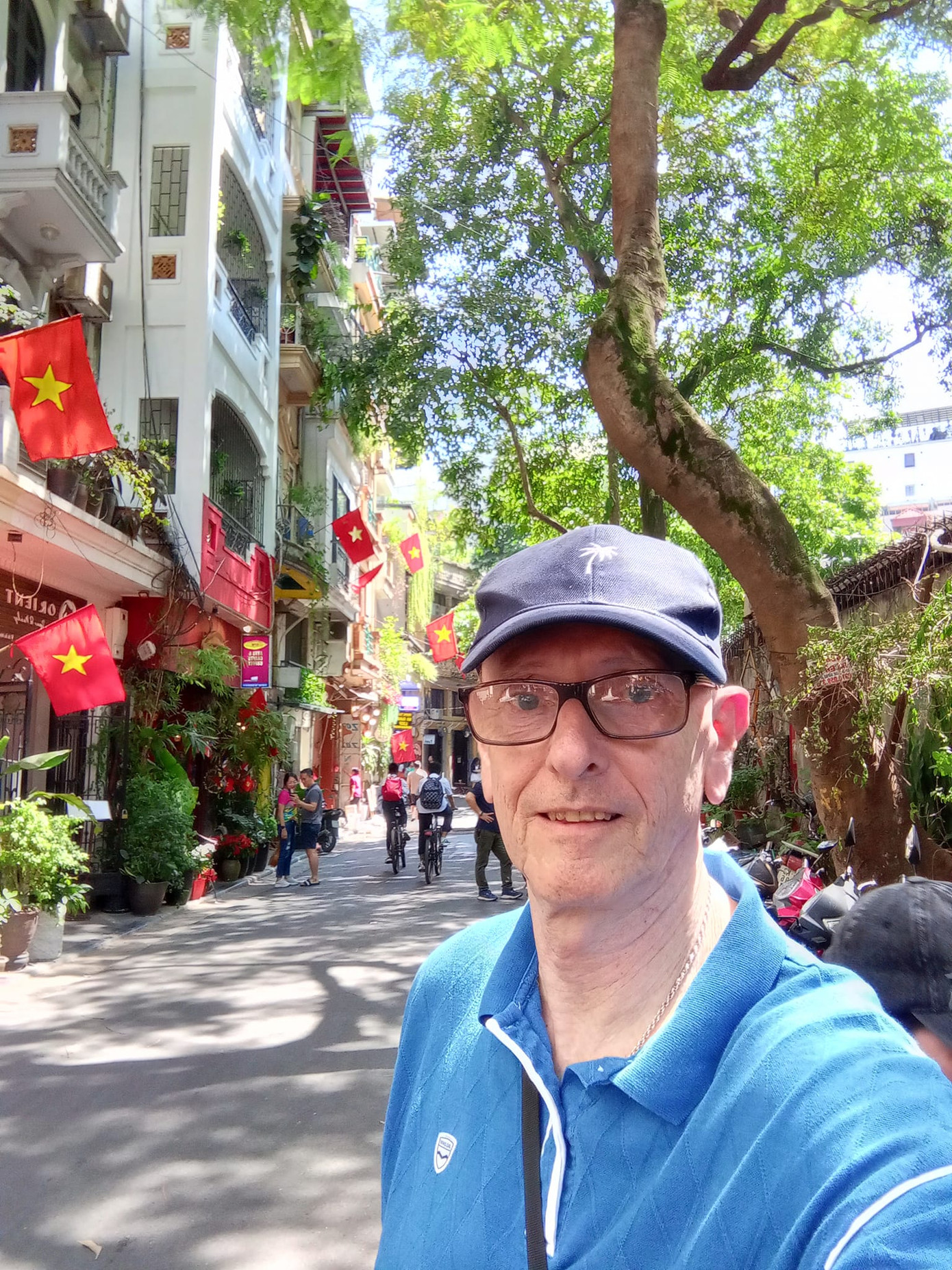 Lawson cho biết anh đã đặt vé máy bay để trở lại Hà Nội vào đầu tháng 12, do đó vị du khách hi vọng sẽ có thật nhiều trải nghiệm tuyệt vời tại Thủ đô của Việt Nam. “Tôi yêu Hà Nội và đất nước Việt Nam, tôi cũng đang suy nghĩ nghiêm túc về việc sẽ thuê một căn hộ tại Hà Nội để sinh sống lâu dài, nhưng trước mắt tôi cần tìm hiểu thêm về vấn đề nhập cư”, Lawson nói.