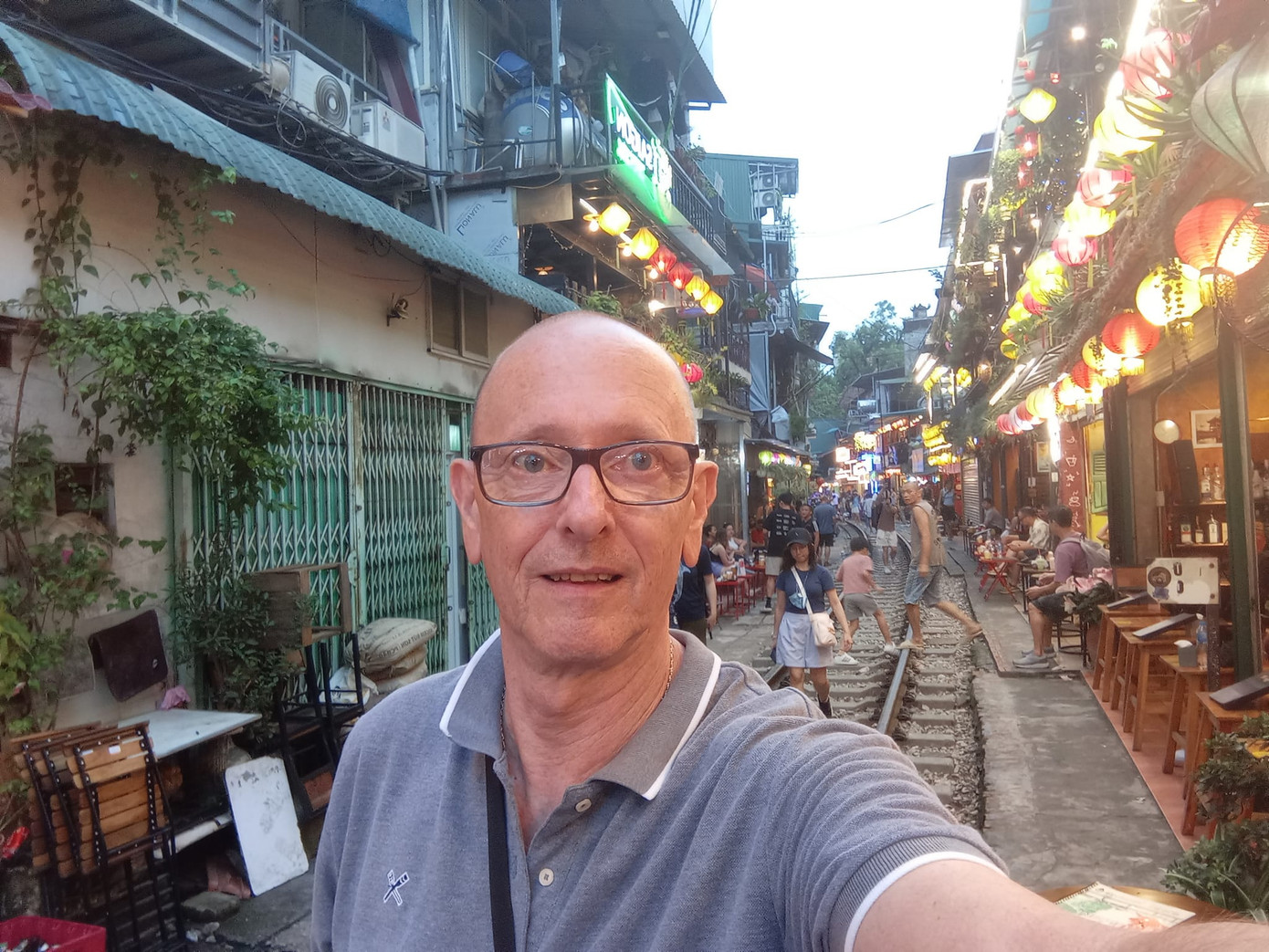 Khi đêm đến, Lawson sẽ đi ăn chả cá Lã Vọng, bún đậu mắm tôm, sau đó chọn một quán cà phê có thể nhìn ra quảng trường Đông Kinh Nghĩa Thục, chiêm ngưỡng hồ Hoàn Kiếm.