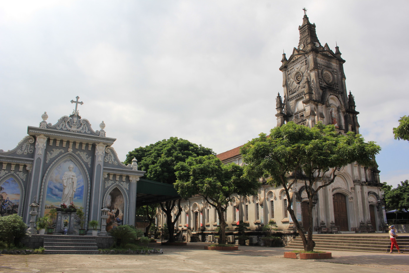 Nếu đến Hà Nội vào cuối tuần, Lawson sẽ tìm hướng dẫn viên du lịch đưa đến các làng nghề truyền thống của Hà Nội như làng sơn mài Hạ Thái (xã Duyên Thái, huyện Thường Tín), làng khảm trai Chuôn Ngọ (xã Chuyên Mỹ, huyện Phú Xuyên), làng hương Quảng Phú Cầu (xã Quảng Phú Cầu, huyện Ứng Hòa).