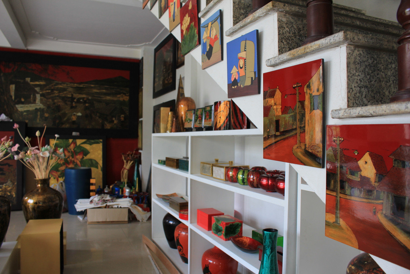 Nếu đến Hà Nội vào cuối tuần, Lawson sẽ tìm hướng dẫn viên du lịch đưa đến các làng nghề truyền thống của Hà Nội như làng sơn mài Hạ Thái (xã Duyên Thái, huyện Thường Tín), làng khảm trai Chuôn Ngọ (xã Chuyên Mỹ, huyện Phú Xuyên), làng hương Quảng Phú Cầu (xã Quảng Phú Cầu, huyện Ứng Hòa).