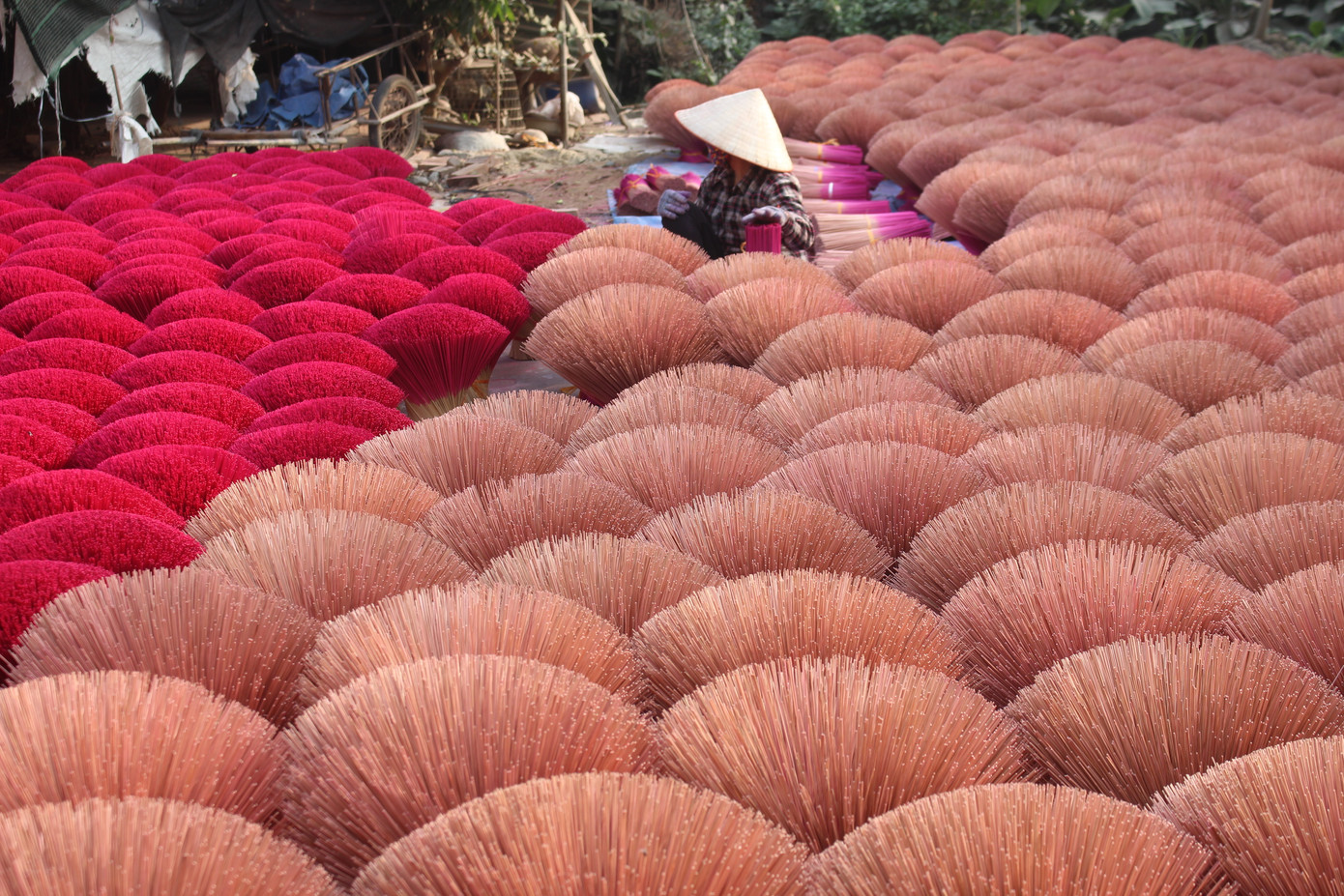 Nếu đến Hà Nội vào cuối tuần, Lawson sẽ tìm hướng dẫn viên du lịch đưa đến các làng nghề truyền thống của Hà Nội như làng sơn mài Hạ Thái (xã Duyên Thái, huyện Thường Tín), làng khảm trai Chuôn Ngọ (xã Chuyên Mỹ, huyện Phú Xuyên), làng hương Quảng Phú Cầu (xã Quảng Phú Cầu, huyện Ứng Hòa).