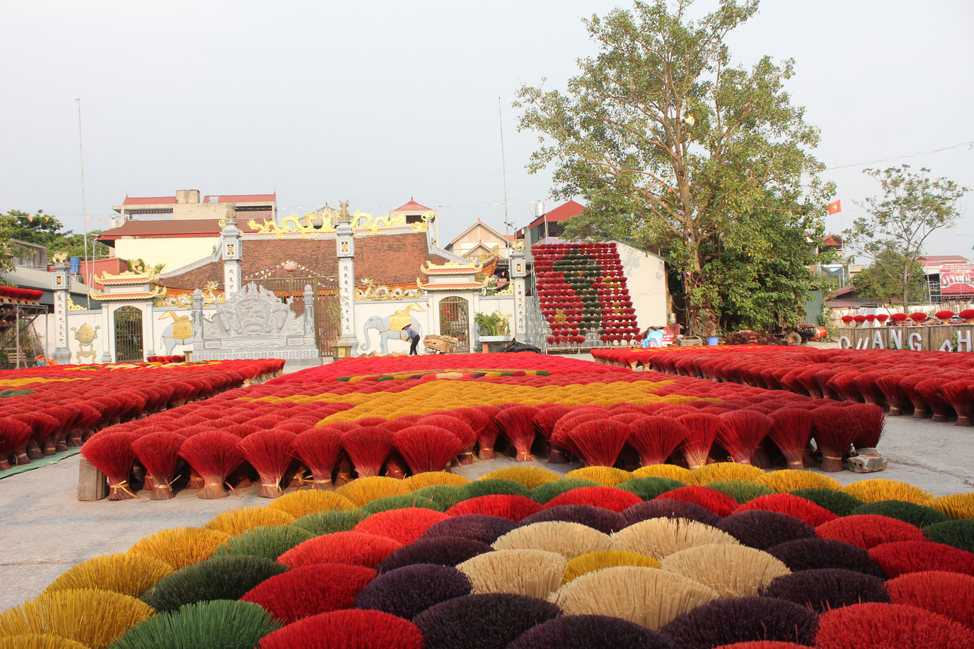 Nếu đến Hà Nội vào cuối tuần, Lawson sẽ tìm hướng dẫn viên du lịch đưa đến các làng nghề truyền thống của Hà Nội như làng sơn mài Hạ Thái (xã Duyên Thái, huyện Thường Tín), làng khảm trai Chuôn Ngọ (xã Chuyên Mỹ, huyện Phú Xuyên), làng hương Quảng Phú Cầu (xã Quảng Phú Cầu, huyện Ứng Hòa).