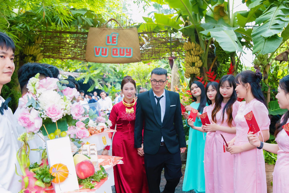 Cô dâu Huỳnh Anh và chú rể Anh Duy hạnh phúc trong lễ vu quy Cô dâu Huỳnh Anh và chú rể Anh Duy hạnh phúc trong lễ vu quy