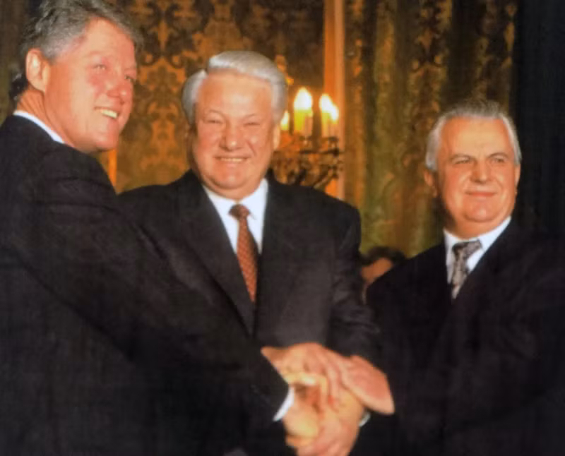 (Từ trái sang phải) Tổng thống Mỹ Bill Clinton, Tổng thống Nga Boris Yeltsin và Tổng thống Ukraine Leonid Kravchuk bắt tay nhau sau khi ký Hiệp định ba bên lịch sử tại Moscow, Nga vào ngày 14/1/1994. Ảnh: Getty Images (Từ trái sang phải) Tổng thống Mỹ Bill Clinton, Tổng thống Nga Boris Yeltsin và Tổng thống Ukraine Leonid Kravchuk bắt tay nhau sau khi ký Hiệp định ba bên lịch sử tại Moscow, Nga vào ngày 14/1/1994. Ảnh: Getty Images