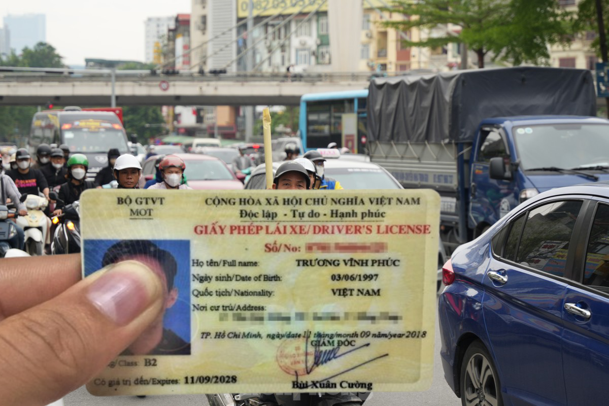 Theo quy định mới, giấy phép lái xe hạng B1, B2 cấp trước năm 2025 được đổi, cấp lại sang GPLX hạng B hoặc hạng C1. Ảnh minh họa: Lộc Liên.