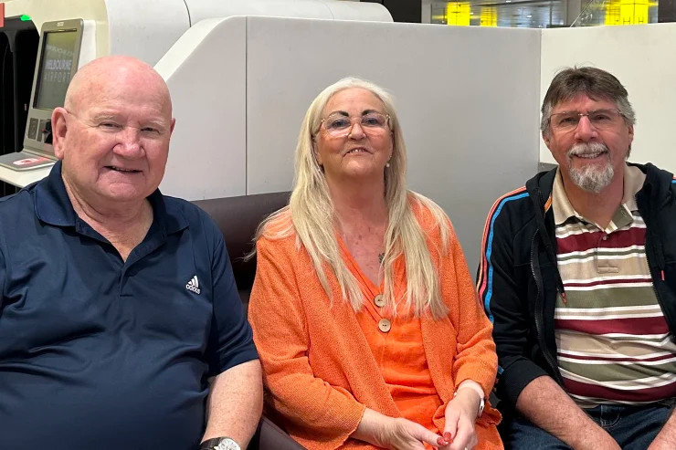 Mark Wilson từ Úc đến Bali để kỷ niệm 50 năm ngày cưới nhưng chuyến bay đã bị hủy. Ảnh: Brisbane Times. Mark Wilson từ Úc đến Bali để kỷ niệm 50 năm ngày cưới nhưng chuyến bay đã bị hủy. Ảnh: Brisbane Times.