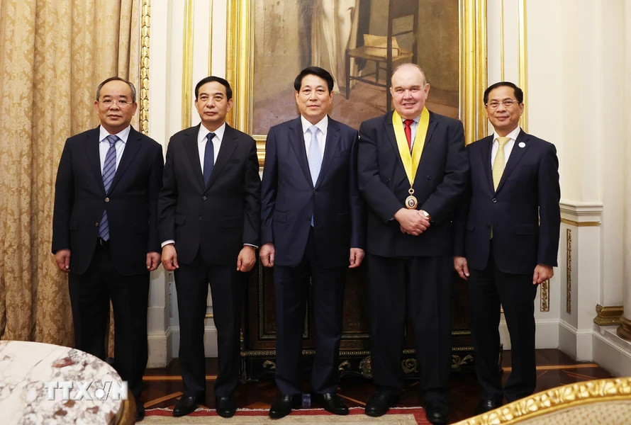 Chủ tịch nước Lương Cường và các đại biểu dự lễ trao chìa khóa thành phố và tuyên bố khách mời tham dự của thành phố Lima. (Ảnh: Lâm Khánh/TTXVN) Chủ tịch nước Lương Cường và các đại biểu dự lễ trao chìa khóa thành phố và tuyên bố khách mời tham dự của thành phố Lima. (Ảnh: Lâm Khánh/TTXVN)