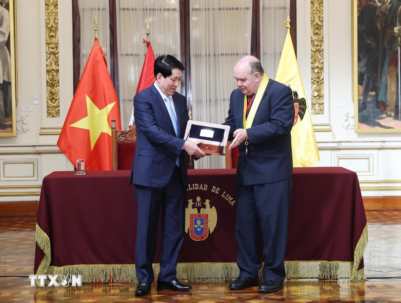 Thị trưởng Rafael Lopez trao chìa khóa thành phố Lima tặng Chủ tịch nước Lương Cường. (Ảnh: Lâm Khánh/TTXVN) Thị trưởng Rafael Lopez trao chìa khóa thành phố Lima tặng Chủ tịch nước Lương Cường. (Ảnh: Lâm Khánh/TTXVN)