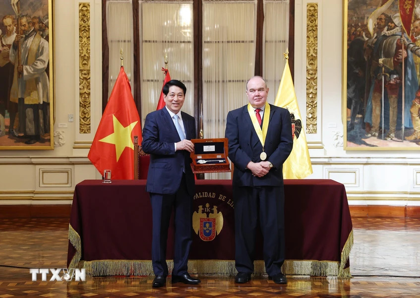 Thị trưởng Rafael Lopez trao chìa khóa thành phố Lima tặng Chủ tịch nước Lương Cường. (Ảnh: Lâm Khánh/TTXVN) Thị trưởng Rafael Lopez trao chìa khóa thành phố Lima tặng Chủ tịch nước Lương Cường. (Ảnh: Lâm Khánh/TTXVN)
