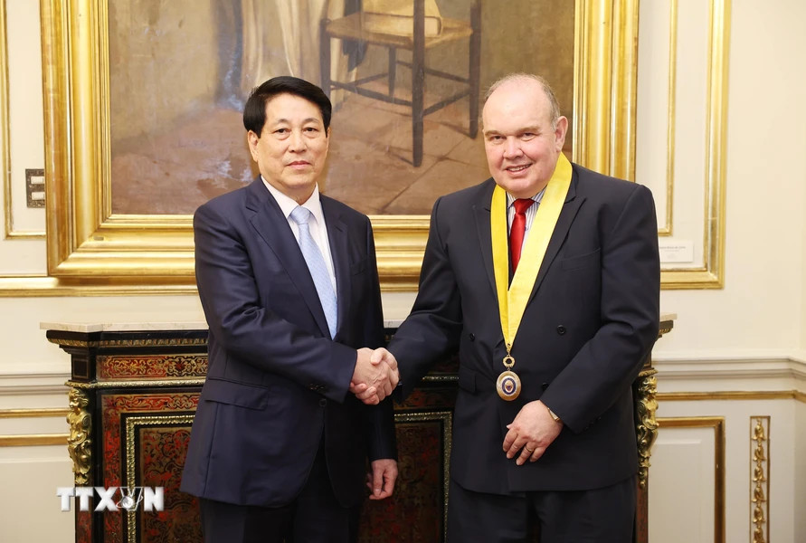 Thị trưởng thành phố Lima Rafael Lopez đón Chủ tịch nước Lương Cường. (Ảnh: Lâm Khánh/TTXVN) Thị trưởng thành phố Lima Rafael Lopez đón Chủ tịch nước Lương Cường. (Ảnh: Lâm Khánh/TTXVN)
