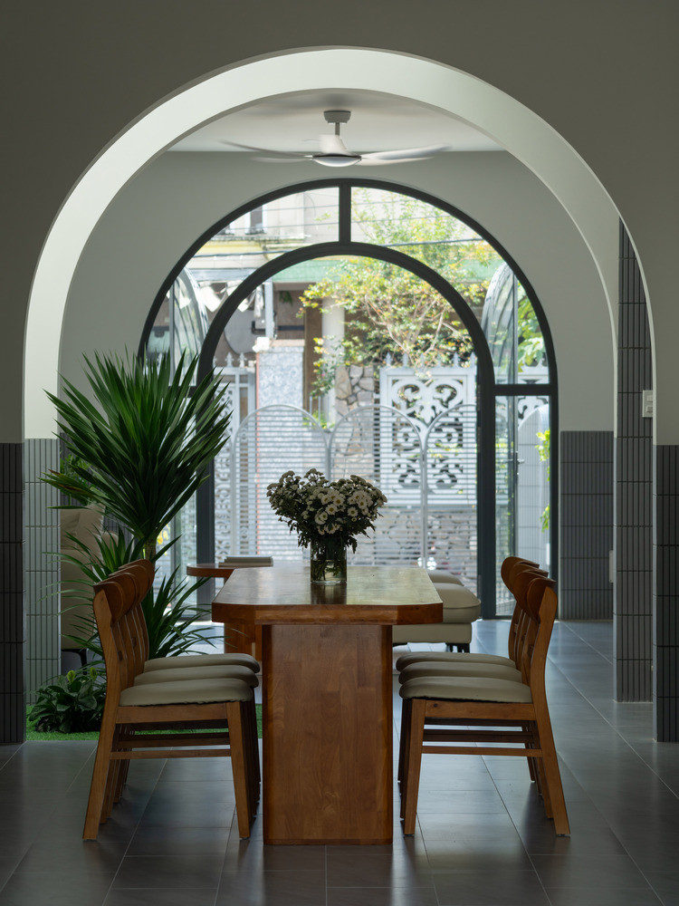 Theo kiến trúc sư, đây là mẫu nhà dành cho các gia đình trẻ có ngân sách vừa phải và nhu cầu đa dạng. Bằng cách tối ưu hóa bố cục và vị trí, kết hợp thiết kế nội thất tối giản và tích hợp các yếu tố tự nhiên, dự án này mang đến một môi trường sống thoải mái, tiện dụng và hấp dẫn cho mọi thành viên trong gia đình.