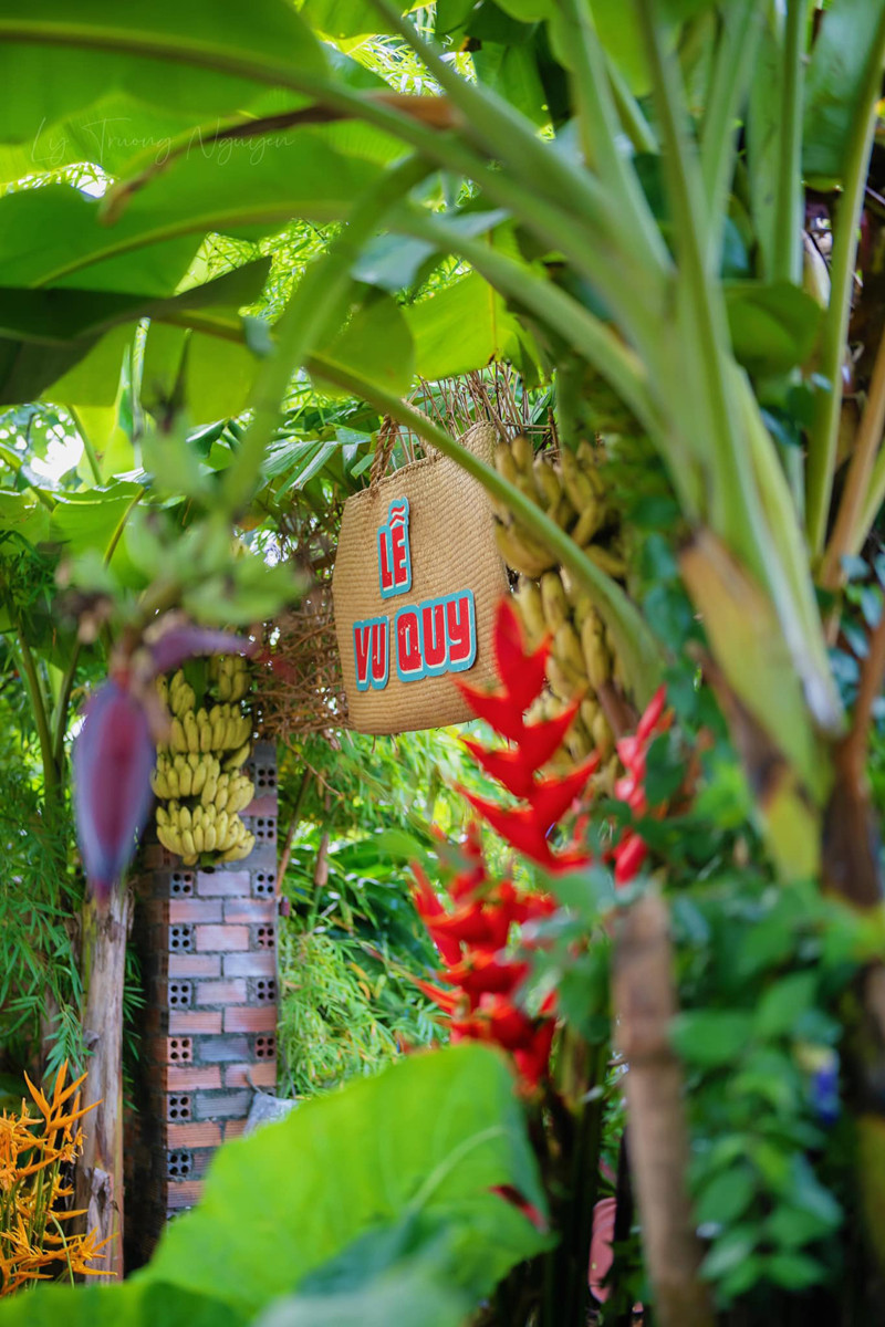 Những chiếc lu chứa nước mưa, hoa trong vườn nhà được tận dụng để trang trí đám cưới Những chiếc lu chứa nước mưa, hoa trong vườn nhà được tận dụng để trang trí đám cưới