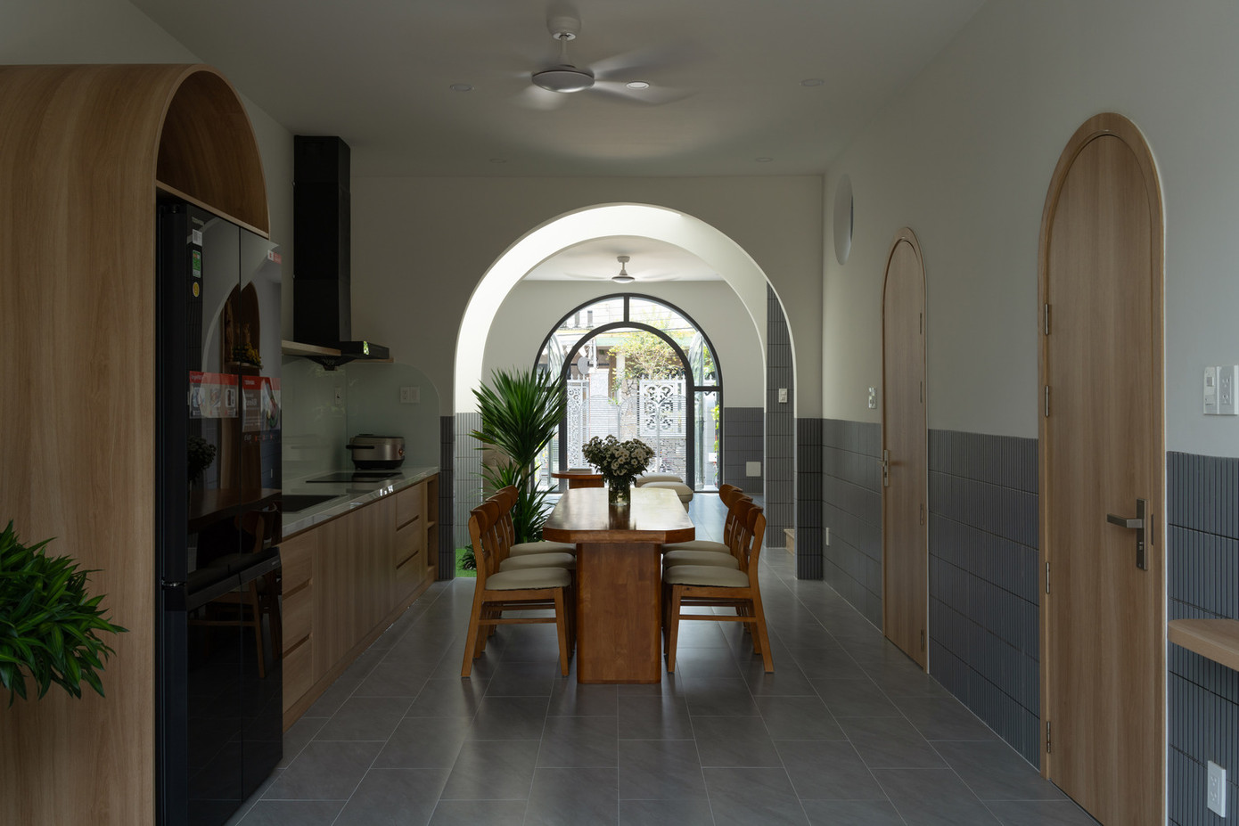 Tầng trệt dành riêng cho các khu vực chung như phòng khách – nơi đặt bàn thờ tổ tiên tích hợp, bếp khu vực ăn uống và góc thư giãn.