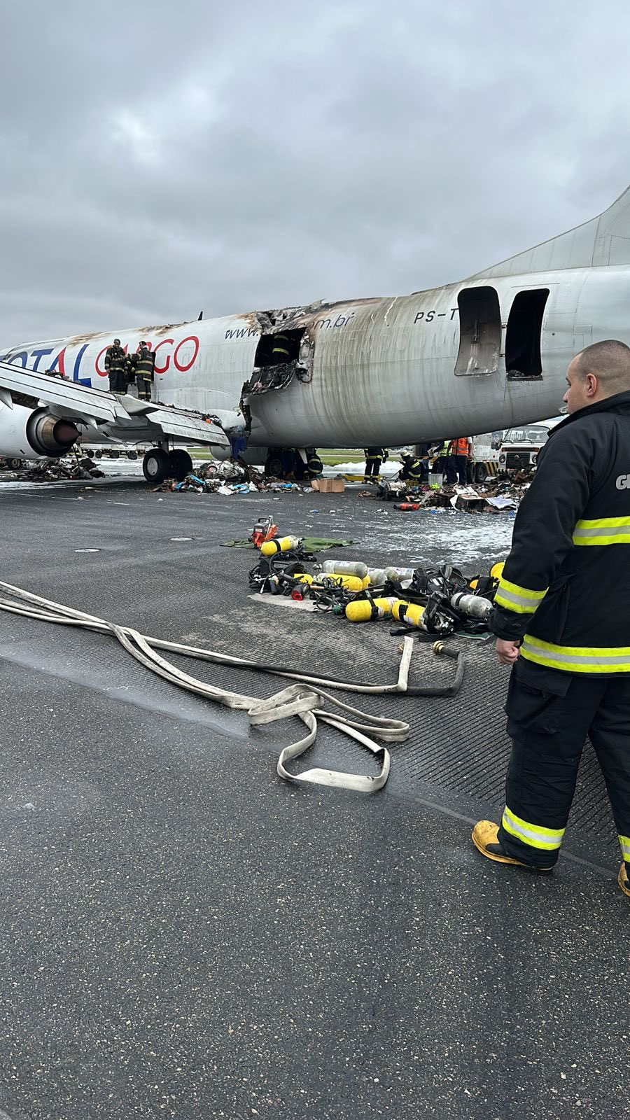 Toàn bộ chiếc máy bay đã bị hư hỏng bởi ngọn lửa đã lan tới thân máy bay. Ảnh: Eric Breno Toàn bộ chiếc máy bay đã bị hư hỏng bởi ngọn lửa đã lan tới thân máy bay. Ảnh: Eric Breno