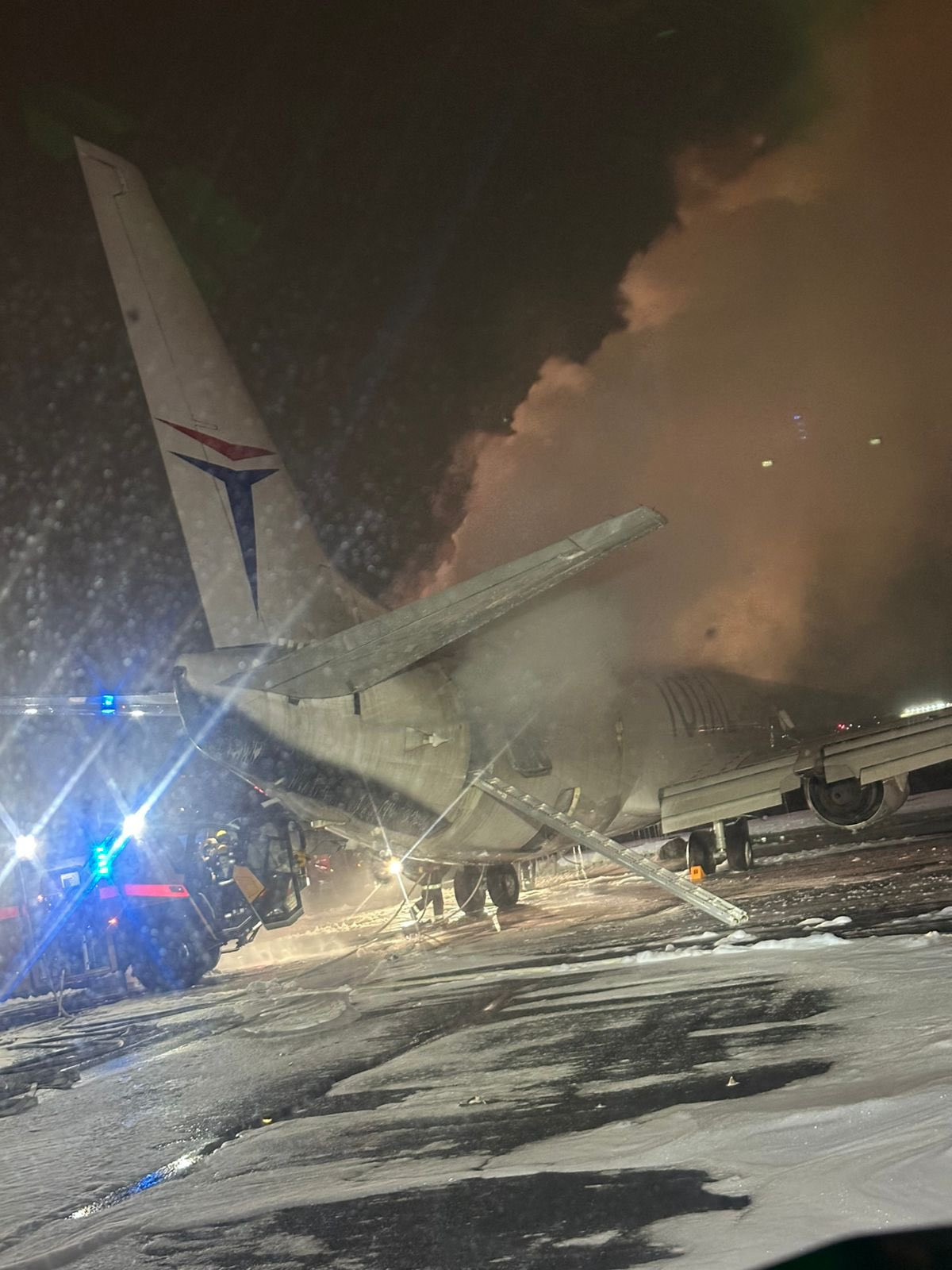 Toàn bộ chiếc máy bay đã bị hư hỏng bởi ngọn lửa đã lan tới thân máy bay. Ảnh: Eric Breno Toàn bộ chiếc máy bay đã bị hư hỏng bởi ngọn lửa đã lan tới thân máy bay. Ảnh: Eric Breno