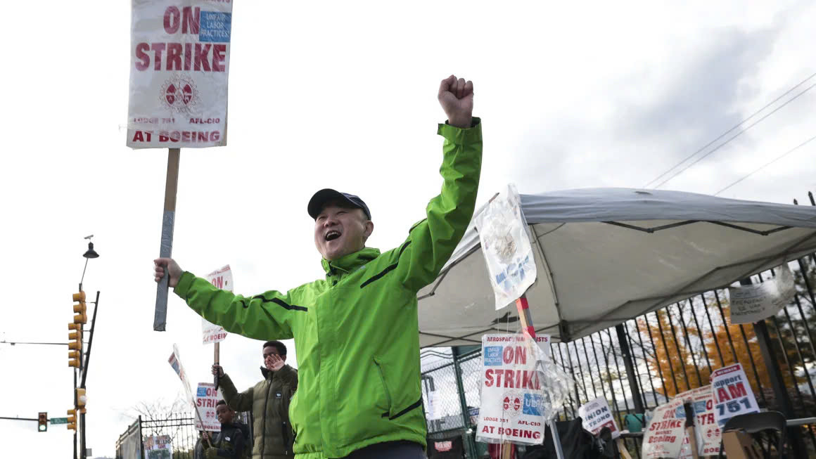 Công nhân cơ khí của Boeing, Charlie Bae, biểu tình bên ngoài nhà máy Boeing ở Renton, Washington, ngày 3/11. Ảnh: Getty. Công nhân cơ khí của Boeing, Charlie Bae, biểu tình bên ngoài nhà máy Boeing ở Renton, Washington, ngày 3/11. Ảnh: Getty.
