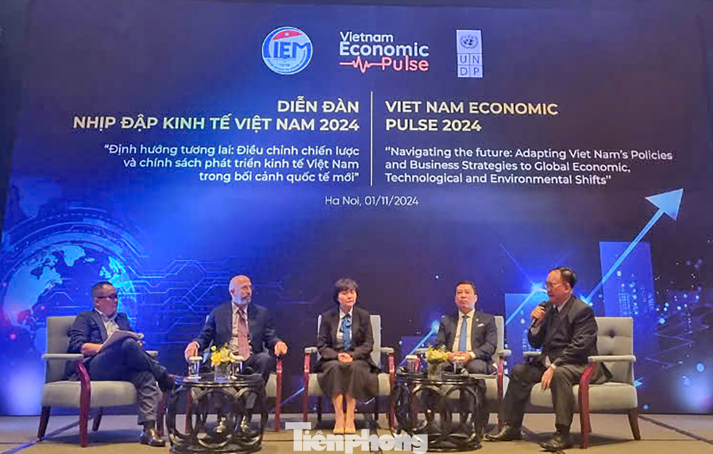 Các chuyên gia tại Diễn đàn Nhịp đập kinh tế Việt Nam 2024 (ảnh: Ngọc Mai).