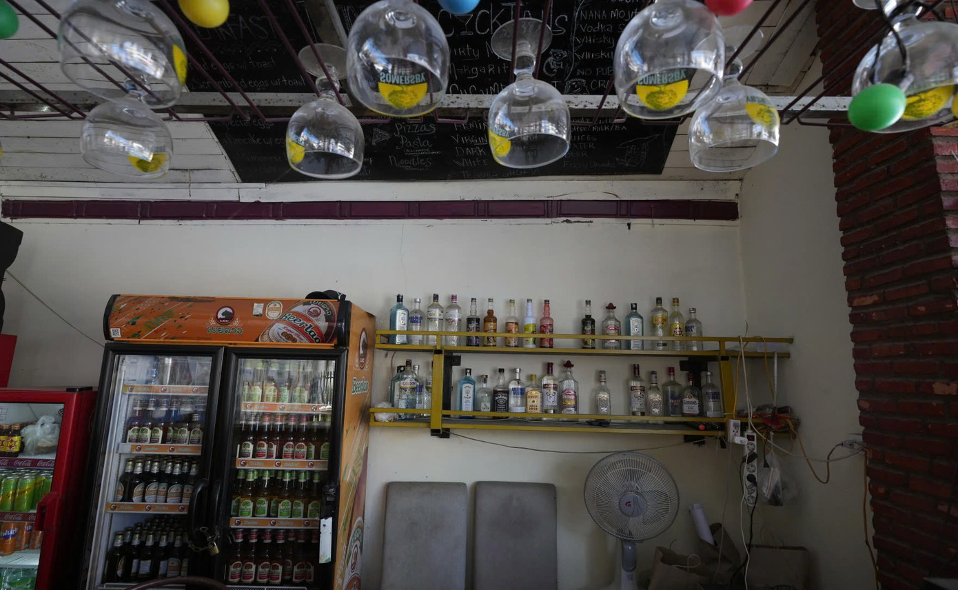 Quầy bar vắng vẻ của nhà trọ Nana Backpackers ở Vang Vieng, Lào vào ngày 22/11. Ảnh: AP. Quầy bar vắng vẻ của nhà trọ Nana Backpackers ở Vang Vieng, Lào vào ngày 22/11. Ảnh: AP.